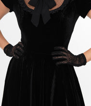 Load image into Gallery viewer, Black Widow Spiderweb Wrist Gloves

