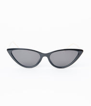 Load image into Gallery viewer, Classic Black Cat Eye Sunglasses
