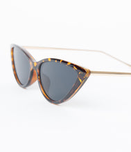 Load image into Gallery viewer, Classic Tortoise Shell Cat Eye Sunglasses
