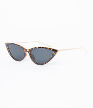 Load image into Gallery viewer, Classic Tortoise Shell Cat Eye Sunglasses
