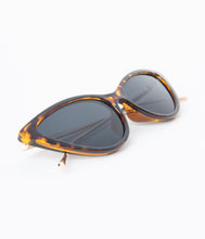 Load image into Gallery viewer, Classic Tortoise Shell Cat Eye Sunglasses
